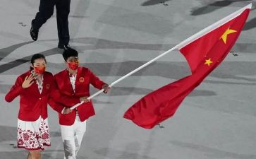 关于书的升旗手演讲稿8篇